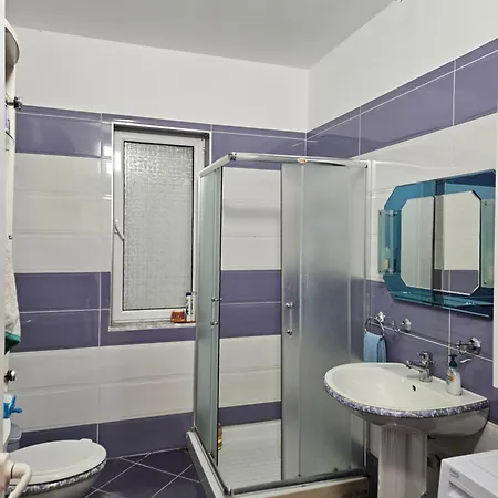Shpia Nkopsht Holiday home Lushnje
